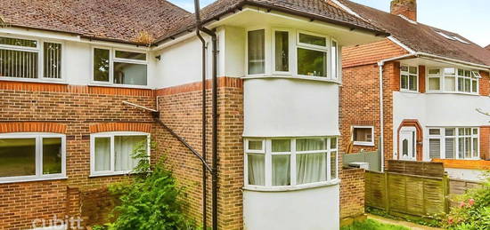 Maisonette to rent in Kingsley Grove, Reigate RH2