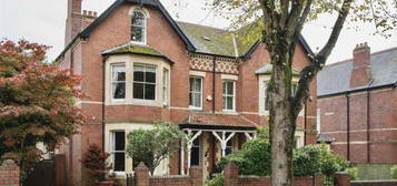 6 bedroom semi-detached house for sale