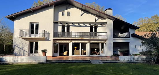 Villa  à vendre, 9 pièces, 5 chambres, 293 m²