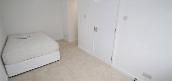 Room to rent in Crabtree Lane, Corner Hall, Hemel Hempstead HP3