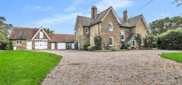 5 bedroom detached house