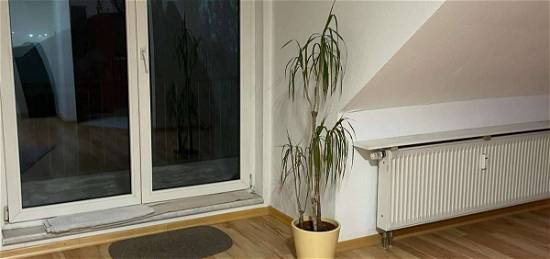 Gut gelegene und gepflegte 2,5-Zimmer-Dachgeschosswohnung mit Balkon und Einbauküche in Wörrstadt