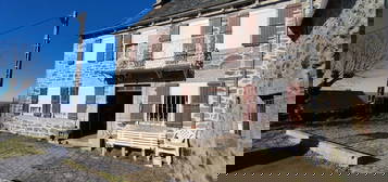 Maison en pierre avec corps de ferme et terrain