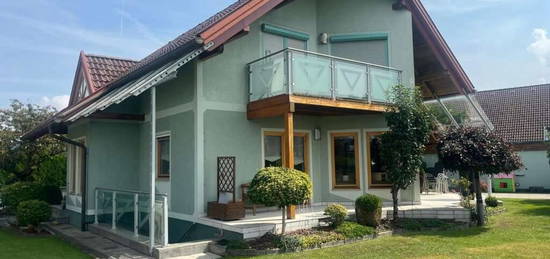 ++Traumhaftes Einfamilienhaus mit Garten und Garagengebäude in Ruhelage++