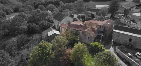 Bel ensemble avec maison principale et 5 maisons d’amis indépendantes, garage, atelier et piscine.