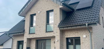 Neues Zweifamilienhaus KFW 40, modernes Design, barrierefreiheit