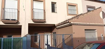 Chalet adosado en venta en calle 28 de Febrero