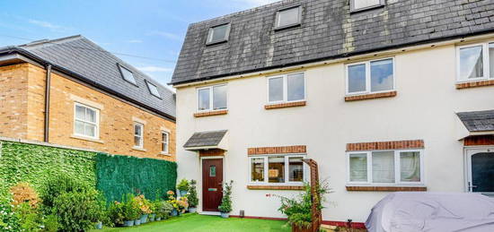 3 bed semi-detached house for sale