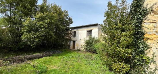 Maison de ville avec terrain à rénover, centre de Carignan de Bordeaux