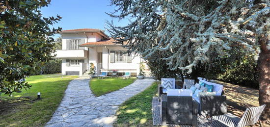 Villa in vendita in viale Apua s.n.c