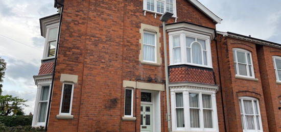 6 bed end terrace house to rent