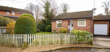 Bungalow to rent in Wittenham Close, Woodcote, Reading, Oxfordshire RG8