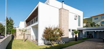 Moradia exclusiva T5, com piscina e garagem, em Braga