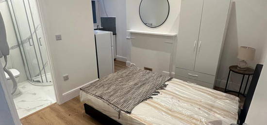 Studio to rent in The Broadway, London N8