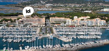 Port de Hyères, studio meublé/terrasse/pkg/lave linge