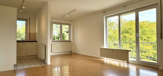 Erstbezug nach Renovierung: 2-Zimmer-Wohnung mit EBK, Balkon und Stellplatz am Stadtpark