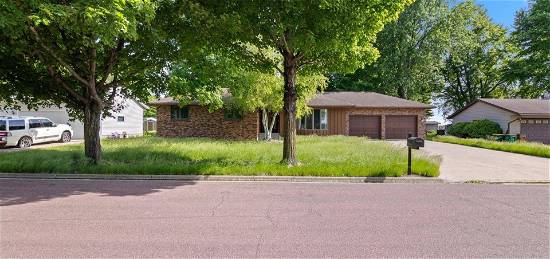 512 4th St NW, New Richland, MN 56072