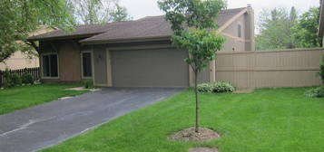 555 Carlsbad Trl, Roselle, IL 60172