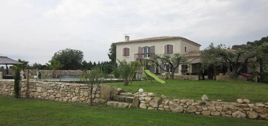 Maison  à louer, 5 pièces, 3 chambres, 230 m²