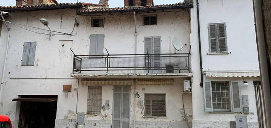 MORTARA VIC.: CASA DI CORTE LIBERA SU DUE LATI