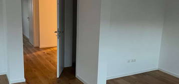 Erstbezug mit Balkon: Geschmackvolle 2,5-Zimmer-Erdgeschosswohnung mit geh. Innenausstattung