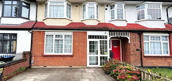 Terraced house to rent in Princes Avenue, London N13