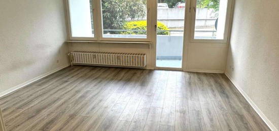 * EINFACHES Haus aber SCHÖN RENOVIERT * Balkon * NUR FÜR  1 PERSON  * offene Küche *