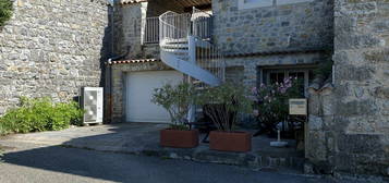 Maison rénovée avec terrasse et garage