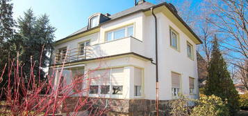 Villa in zentraler Lage von Coswig mit 8 Zi., ca. 170 m² Wfl., voll unterkellert. *provisionsfrei*