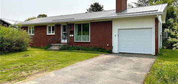 56 McIntosh St, Miramichi, NB E1N 2B3