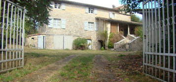 Caylus, dans hameau, Maison ancienne restaurée. Bon potentiel