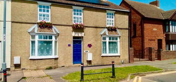 5 bed semi-detached house for sale