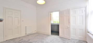 Flat to rent in Salisbury Road, Barnet, Hertfordshire EN5