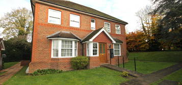 Flat to rent in Woodvill Road, Leatherhead KT22