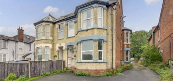 Maisonette to rent in West Wycombe Road, High Wycombe HP12