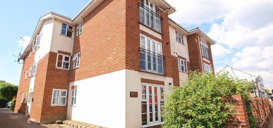 Flat to rent in Castle Gate, London Road, Hadleigh SS7