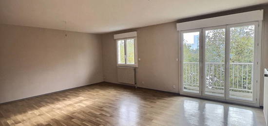 Quai Magellan - Vue Loire pour ce spacieux appartement comprenant salon-séjour ; ainsi que deux chambres. Balcon, ascenseur et garage extérieur.