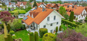 Zauberhafte Doppelhaushälfte mit  überdachter Terrasse, schönem  Garten, bezugsfertig ab15.09.2024