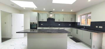 5 bedroom terraced house to rent