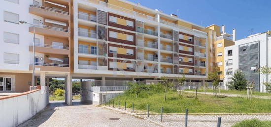 Apartamento T3 no Feijó, com parqueamento e arrecadação.