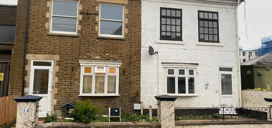 Flat to rent in Herschel Street, Slough SL1