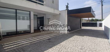 Moradia de Luxo T3+1 com piscina em Famalicão