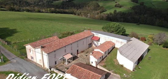 CORP DE FERME RENOVE  EN PIERRE AVEC DEUX IMMENSES HANGARS ALMAYRAC 81