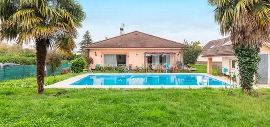 Maison familiale avec piscine – Calme et espace à proximité de la ville