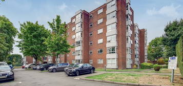 Flat to rent in Raffles House, Brampton Grove, Hendon NW4