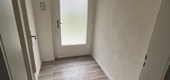 2 Zimmer Souterrain Wohnung mit Terrasse