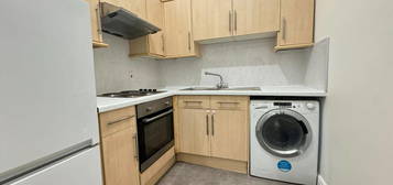 Flat to rent in Alhambra Road, Southsea PO4