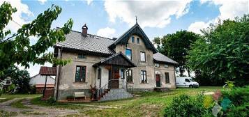 Połowa warmińskiego domu w spokojnej wsi, nad Łyną