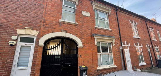 4 bedroom terraced house to rent