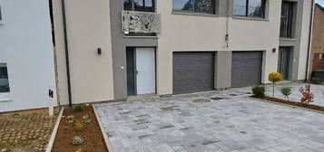 Maison neuve avec double garage et jardin